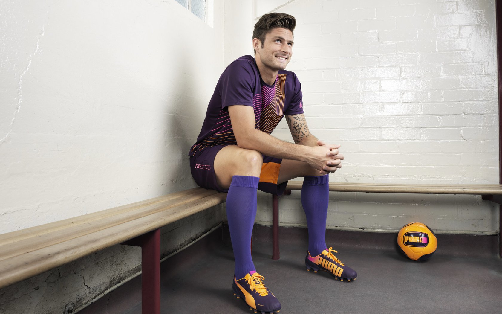 中国队冲线瞬间点燃全场气氛,中国队继续冲