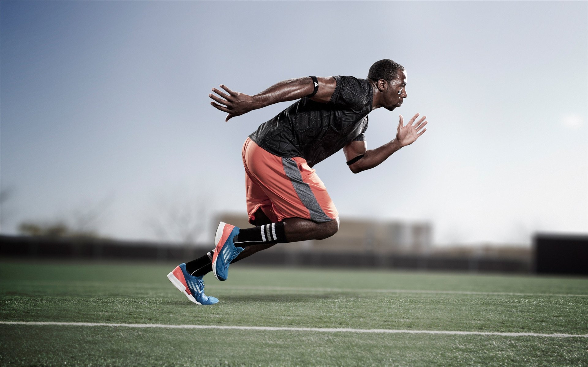 女子足球注重身体对抗训练提升整体抗压水平，女子足球运动